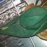 A impreziosire i cappelli vi erano un certo numero di ciondolini che aumentavano con gli anni di frequenza dando quindi anche una certa importanza a chi ne possedeva di pi�